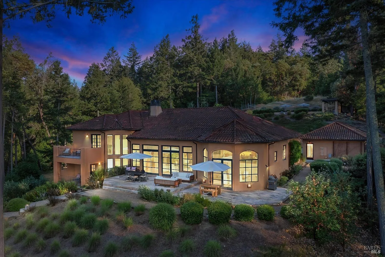 1315 W Dry Creek Road - 3bd/5ba, 3,648 sqft - in Healdsburg, CA