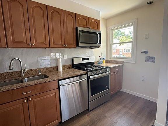3rd image of 207 Dongan Hills Ave Floor 1