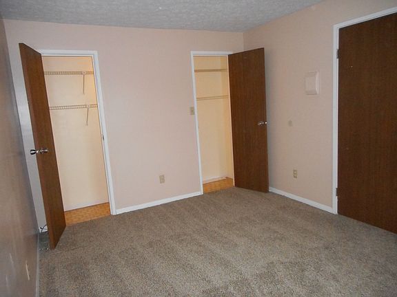 Bedroom wall-length closet