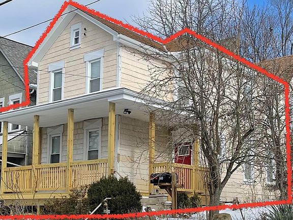 The apartment is located in the front of the house (within the red line)