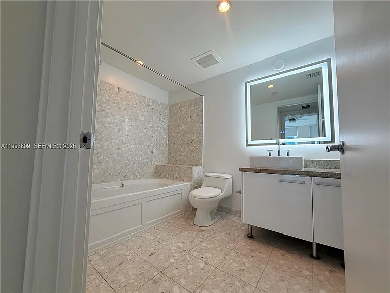 185 SW 7th St #2510 — Photo 8