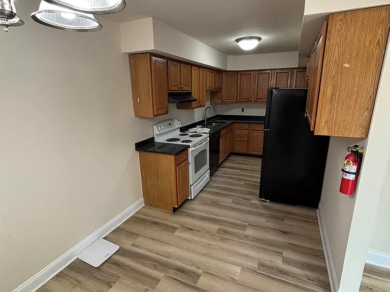 241 Washington Pl — Photo 6