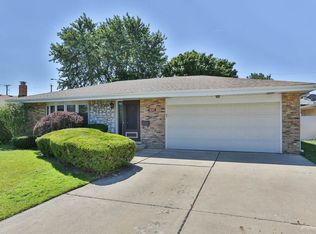 8807 Lotus Dr, Hickory Hills, IL 60457