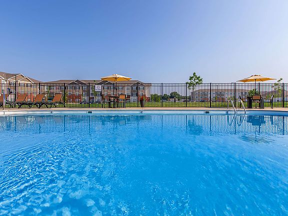 Scenic Station Apartments Pool