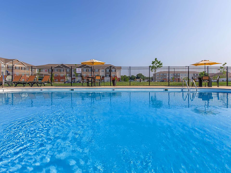 Scenic Station Apartments Pool
