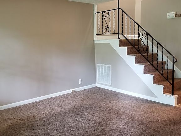 3rd image of 905-907 Parkwood Ct