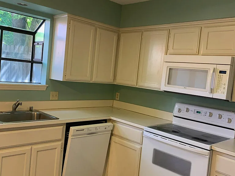 1370 N Oakland Ave — Photo 2