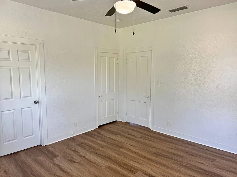 2137 Avenue J — Photo 16