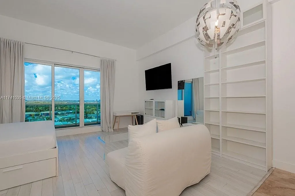 Roney Palace Condo — Photo 4
