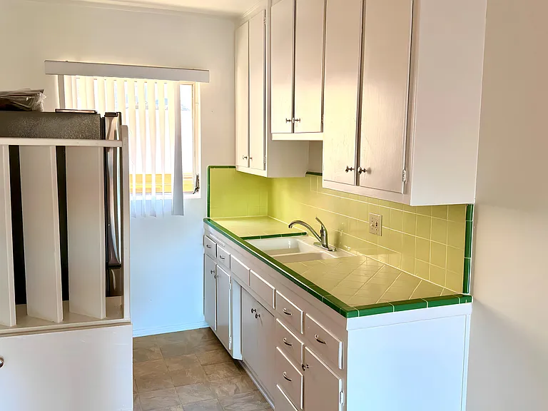 262 1/2 S Sycamore Ave #3 — Photo 9