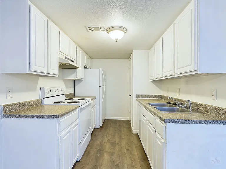 2124 Burton Dr — Photo 9