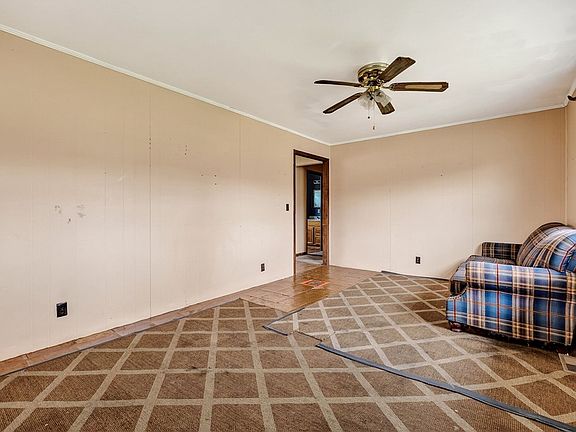 4th image of 1105 Riverside Dr