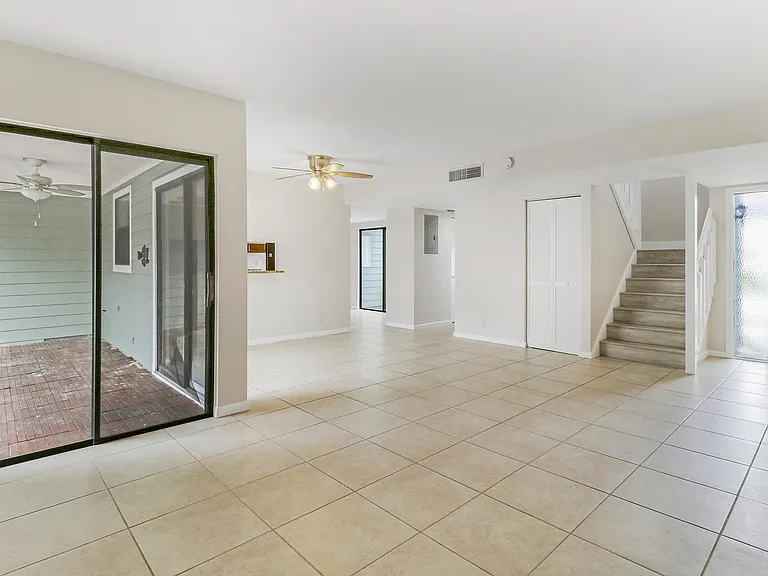 202 Lakewood Dr — Photo 8