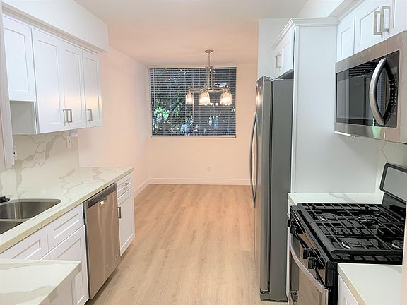 3rd image of 12325 Moorpark St #102