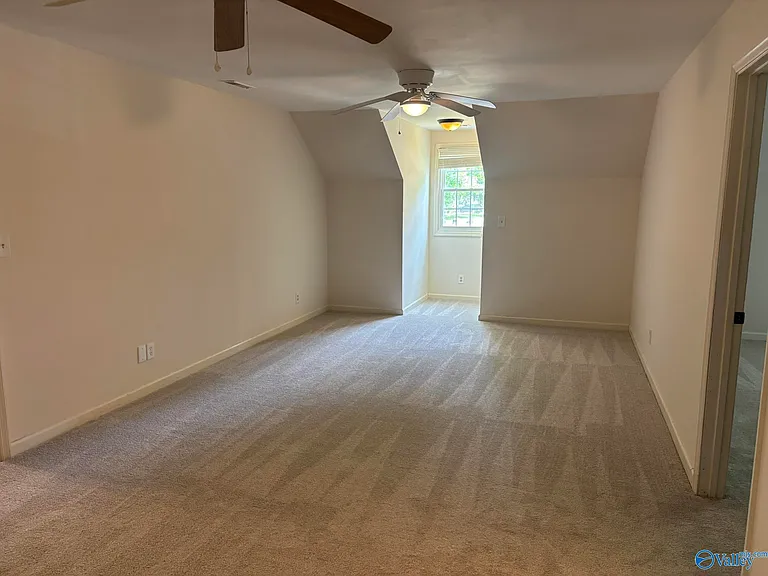 135 Suffolk Dr — Photo 24