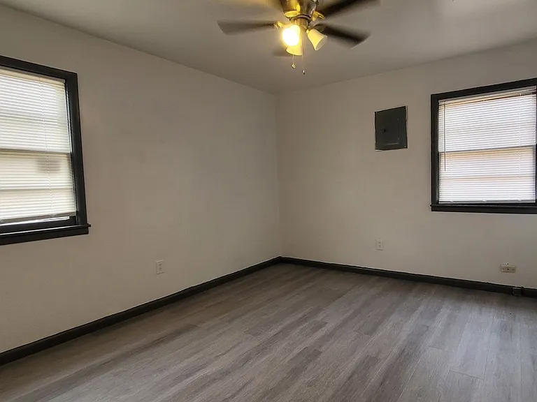 5512 Avenue G — Photo 10