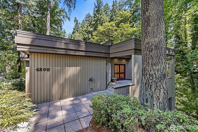 3rd image of 4200 W Lake Sammamish Parkway SE