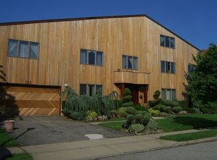 703 Park Ln, Cedarhurst, NY 11516