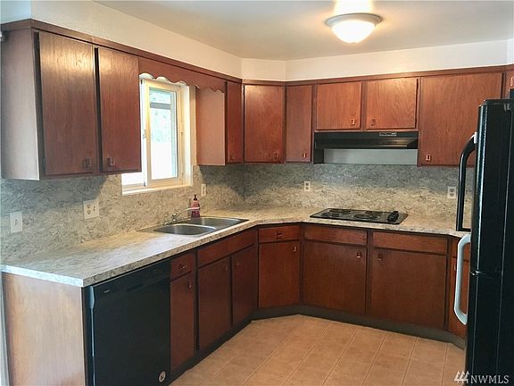 3rd image of 711 Midway Dr NE