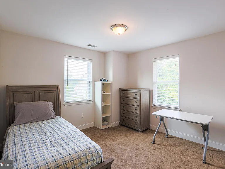 215 Clarendon Ave — Photo 36