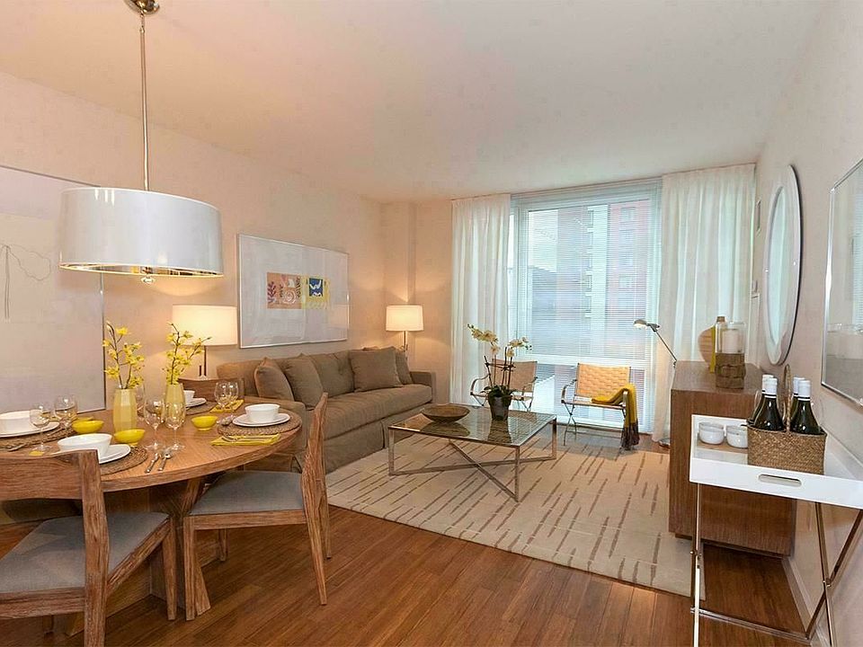 1st image of 320 W 38th St APT 910