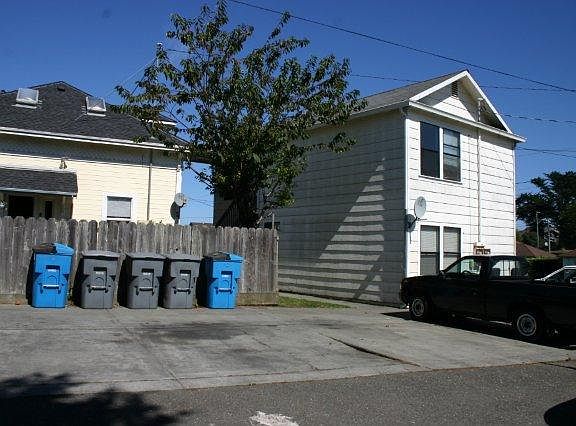 1004 D ST Parking