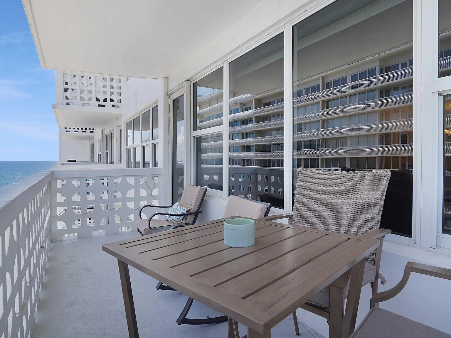 2 bed, 2.0 bath, 1190 sqft, $3,600 — Photo 2
