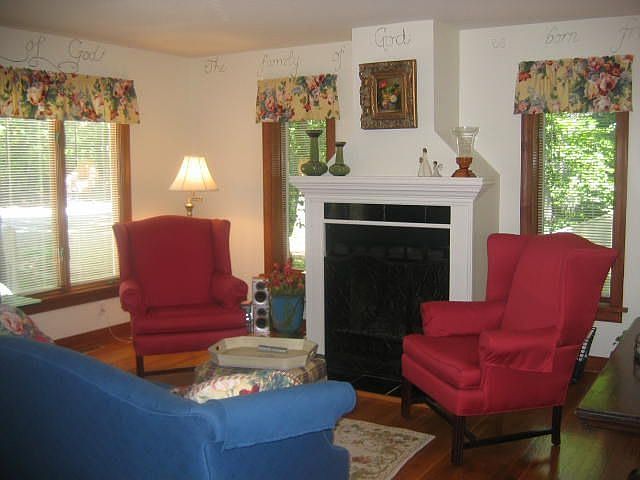 Spacious and Sunny Gathering Room