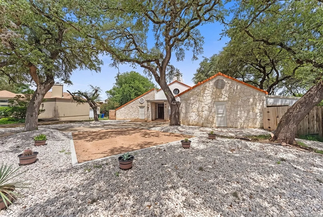 3915 Hunters Crest St — Photo 4