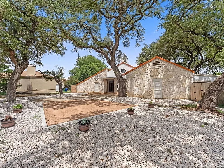 3915 Hunters Crest St — Photo 4