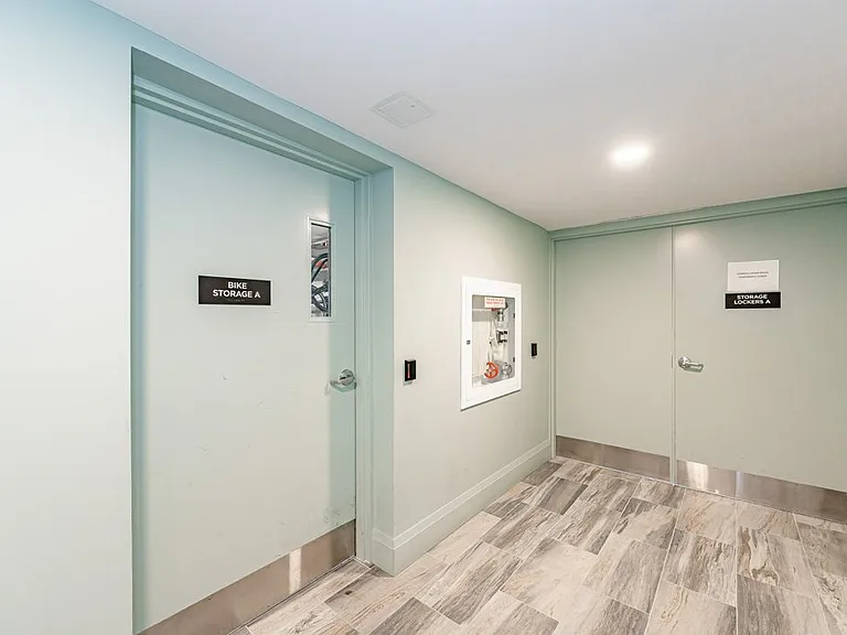 460 Columbia St W — Photo 22
