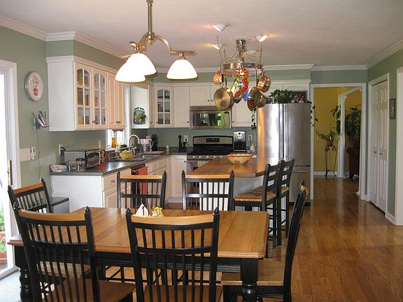 Large eat-in kit. w/ center island, new countertops & high end stainless appl.