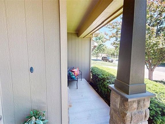 4th image of 15704 Eby St