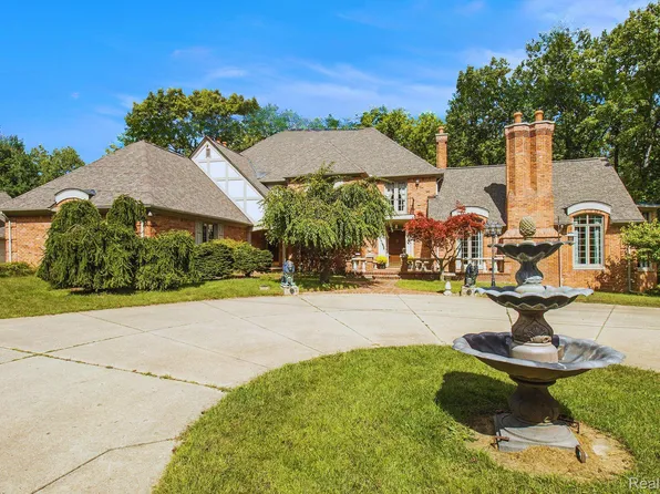 7900 Holcomb Rd, Clarkston, MI 48348