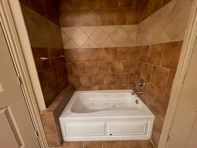 102 N Locust St — Photo 10