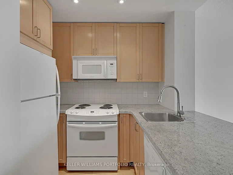 85 Bloor St E #1204 — Photo 5