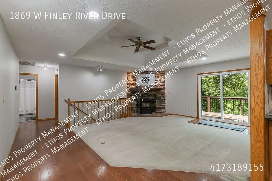 Available now! 3bed/3 bathroom home with a detached Shop/garage located in Nixa!! — Photo 4