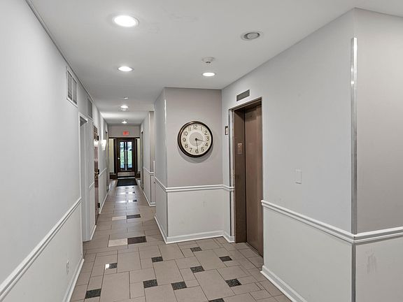 3rd image of 5330 Pershing Ave APT 306
