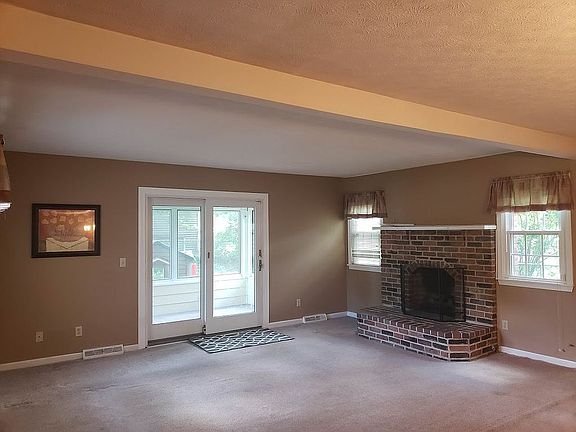 Family room w/ gas fireplace
