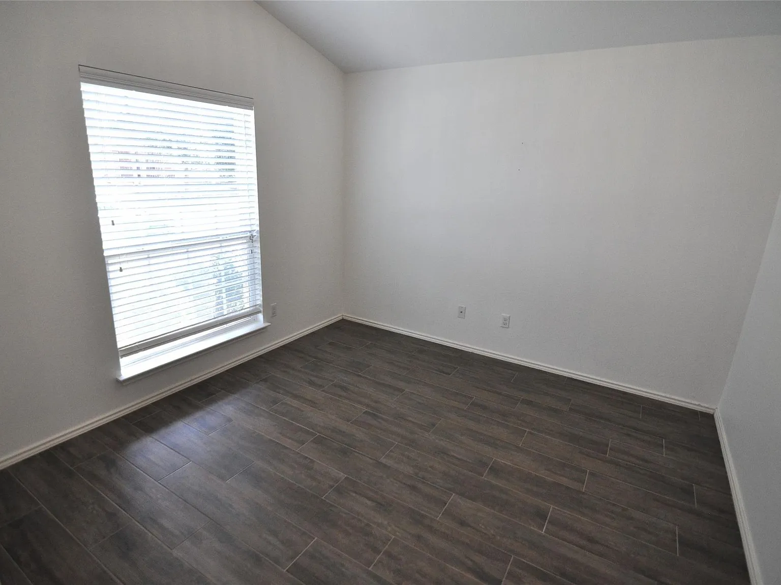 3 bed, 2.0 bath, 1533 sqft, $2,100 — Photo 2
