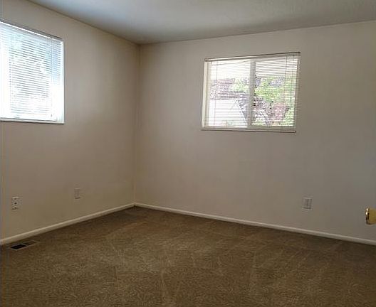 4th image of 922 S Lake St #4