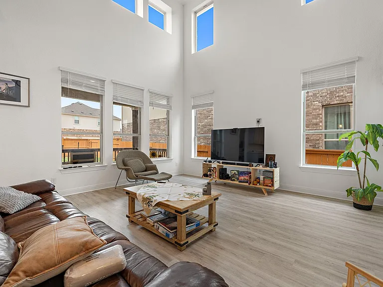 2901 Oak Chase Cv — Photo 3