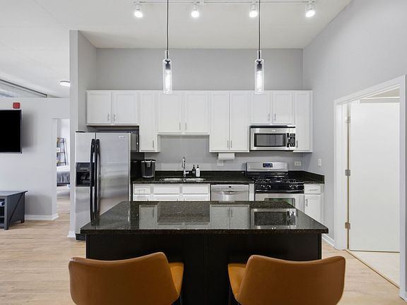 4th image of 740 W Fulton St APT 1112