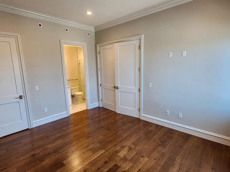 933 E 2nd St #20 — Photo 12