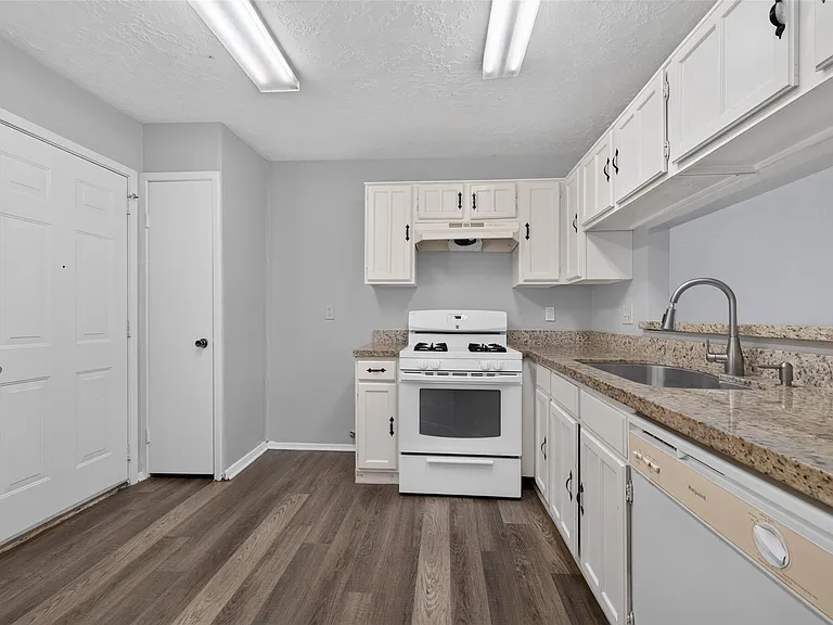 2403 Autumn Springs Ln — Photo 16