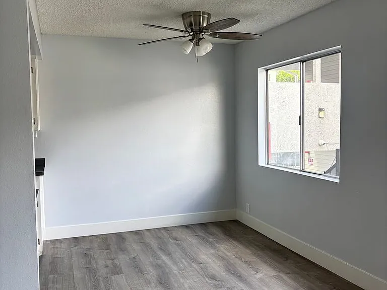 2649 Marengo St — Photo 32