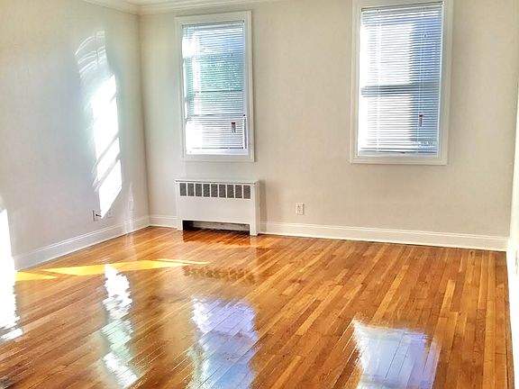 5th image of 14 University Pl #2B-1Ba-825Sqft