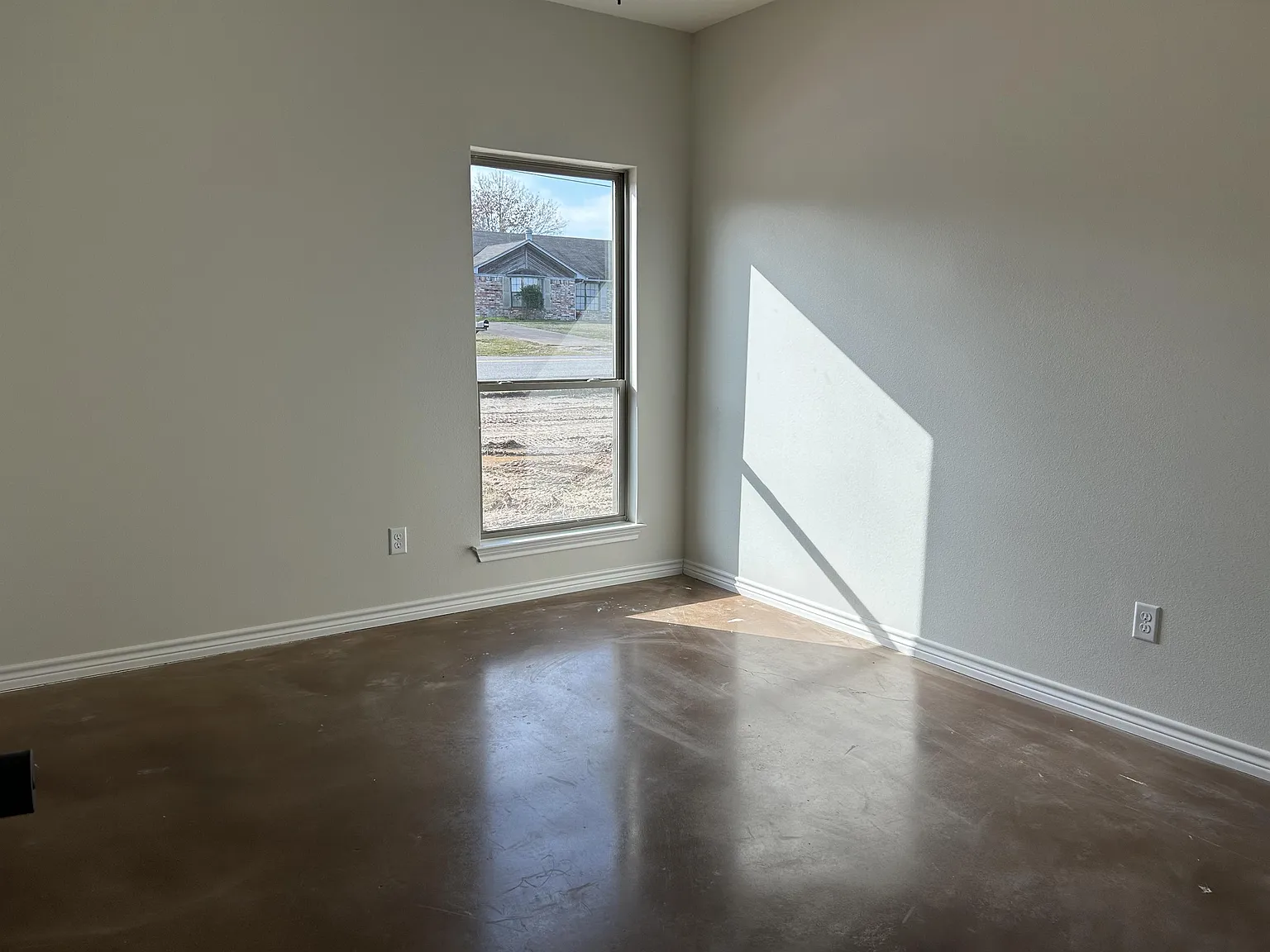 1604 New England Rd — Photo 3