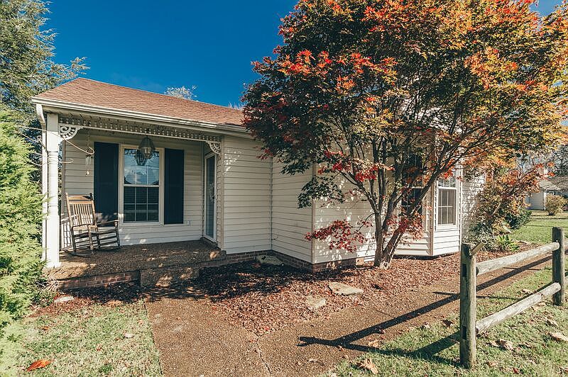 Front Porch w/hilltop views