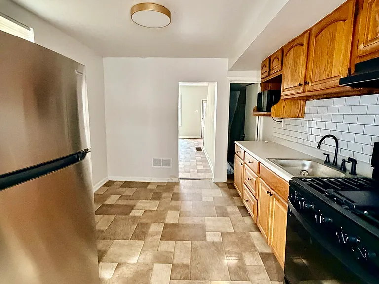 2084 E Pacific St — Photo 5